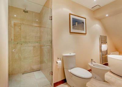 Penthouse Moray Golf Course and Beach Self Catering Apartment main bathroom